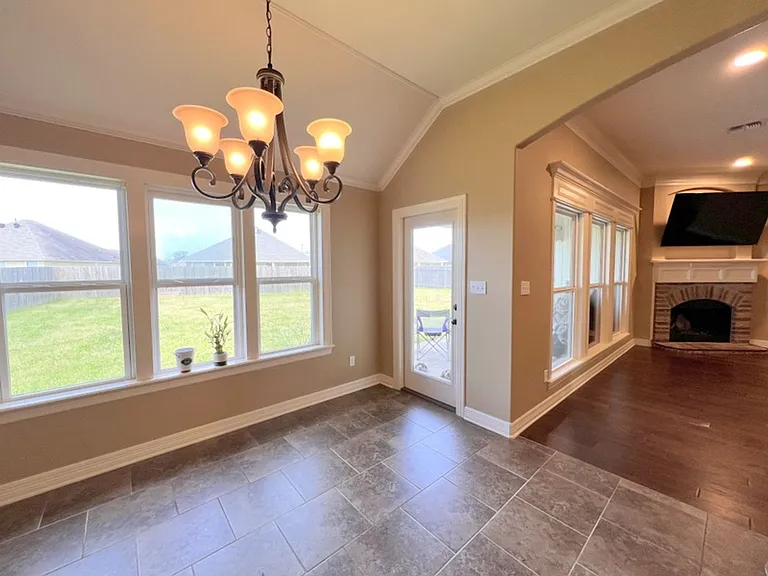 612 Bloomington Ln — Photo 4