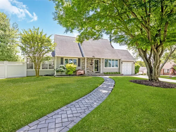34 Ridge Road, Farmingdale, NY 11735