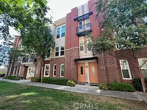 1st image of 624 W 1st St