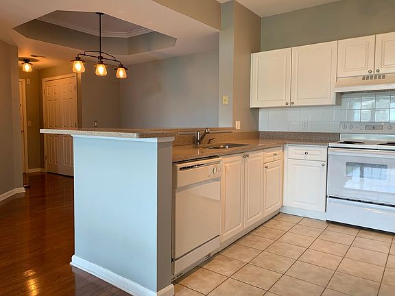 Kitchen with breakfast bar