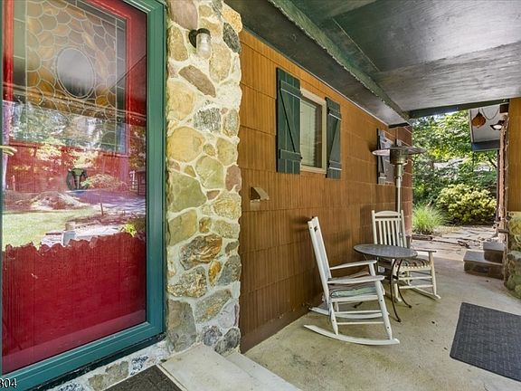 5th image of 904 E End Rd