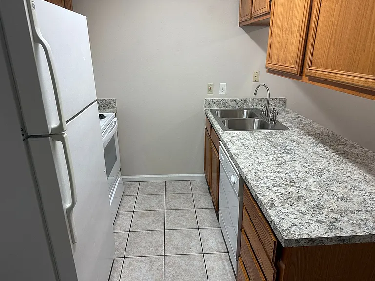 827 Richmond St — Photo 11