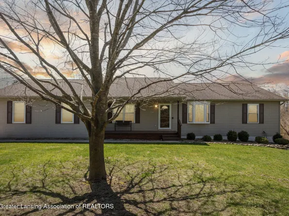 11127 Garrett Dr, Fowlerville, MI 48836