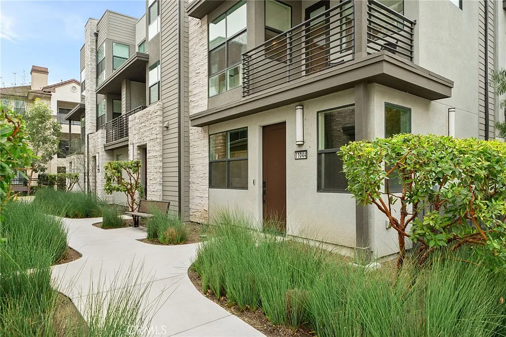 3 bed, 4.0 bath, 1467 sqft, $3,500 — Photo 2