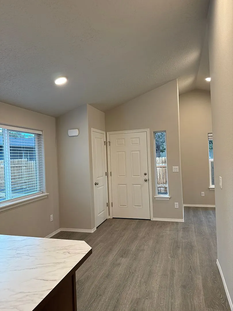 Brand New 2 Bdrm House Near Old Mill, All Appliances including Washer/dryer, Air Conditioning, Qu... — Photo 3