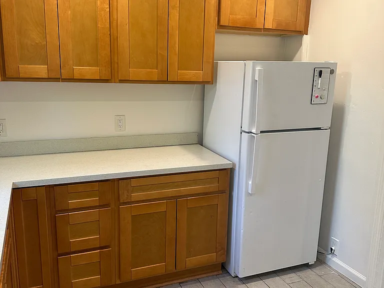 594 Victoria Ct — Photo 8