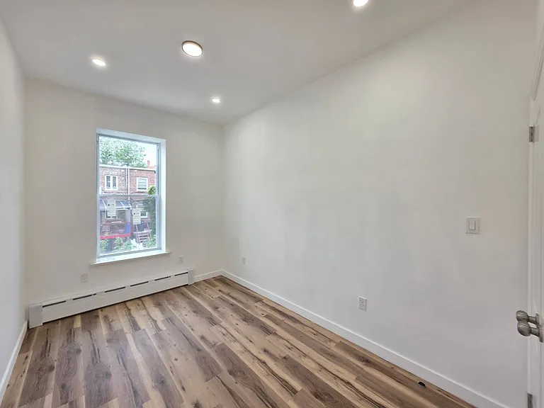 2722 E 26th St #2R — Photo 10