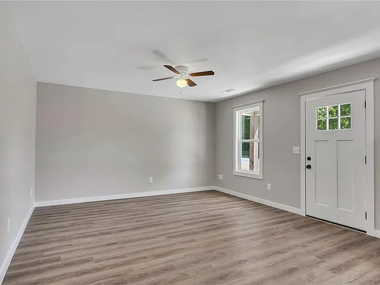 411 Hardy Ave SW — Photo 4