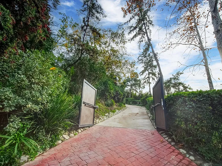 4732 Del Moreno Dr — Photo 35