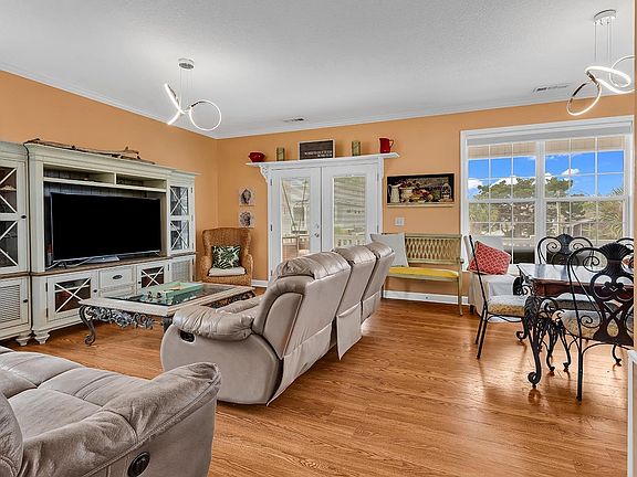 3rd image of 124 Rainbow Dr.