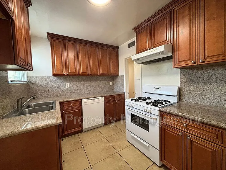 629 W Glenoaks Blvd #A — Photo 8
