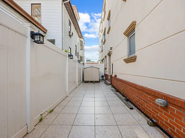 1901 Voorhies Avenue image 19 of 24