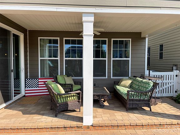 3rd image of 226 Blossom Ridge Dr
