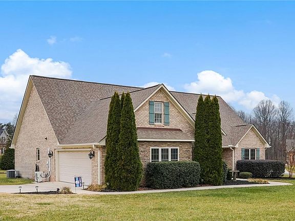 3rd image of 183 Oak Leaf Dr