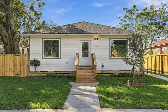 3 bed, 2.0 bath, 1341 sqft, $2,200 — Photo 2