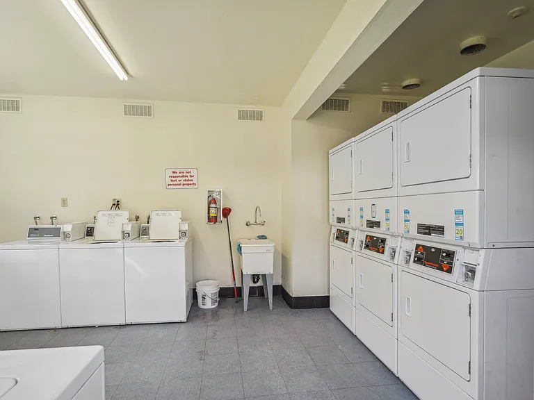Sierra West Apartments — Photo 19