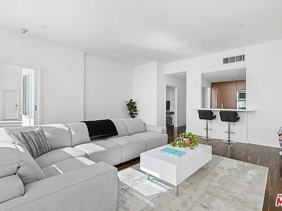 3rd image of 900 W Olympic Blvd Unit 39