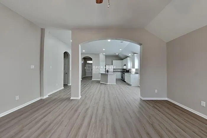 4 bed, 2.0 bath, 2233 sqft, $2,400 — Photo 4
