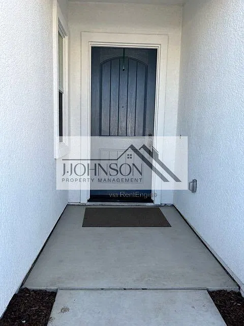 3 bed, 2.0 bath, 1720 sqft, $2,950 — Photo 2