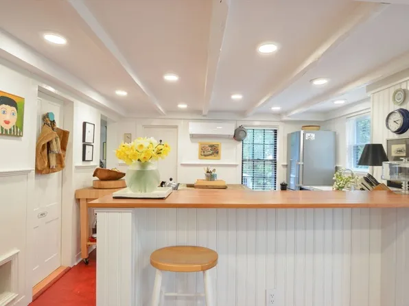 1150 Russells Mills Rd, Dartmouth, MA 02748