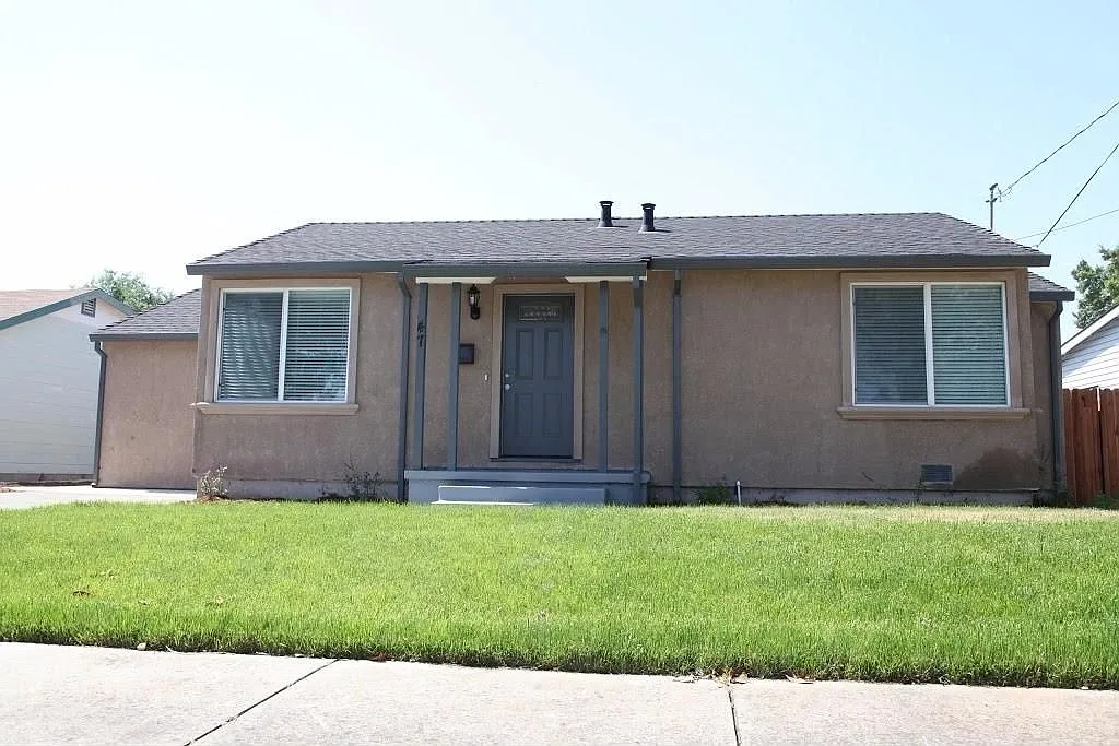 47 Robinson Ave photo 1