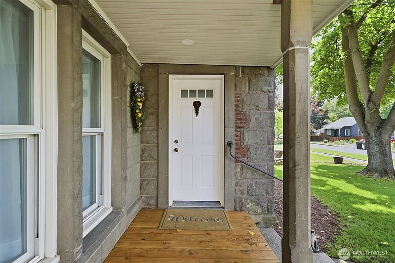 4th image of 1040 Pomona Street