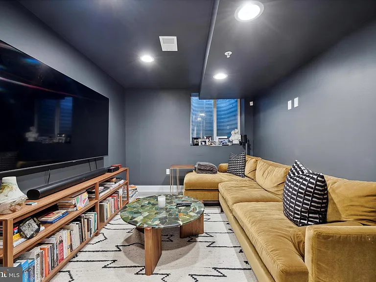 2137 N Darien St — Photo 14