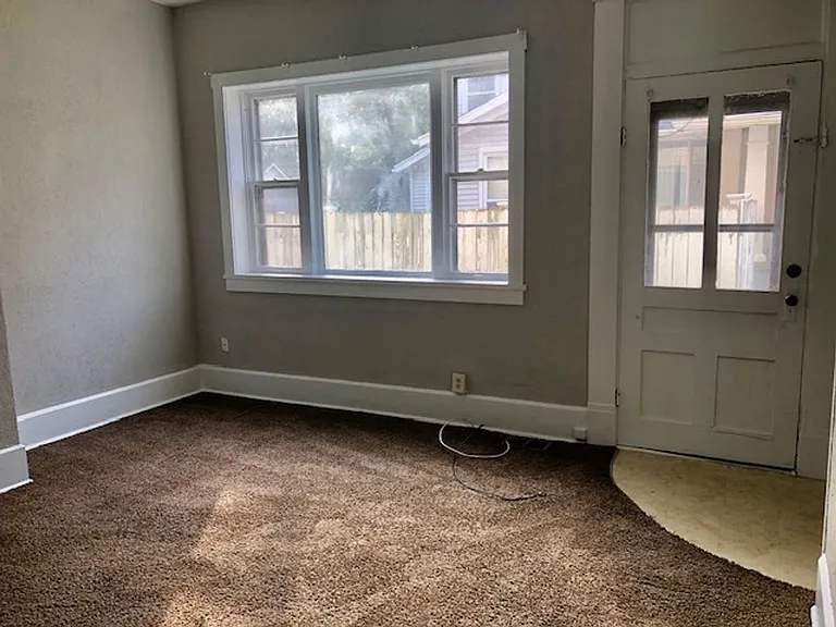 548 E Pearl St — Photo 8