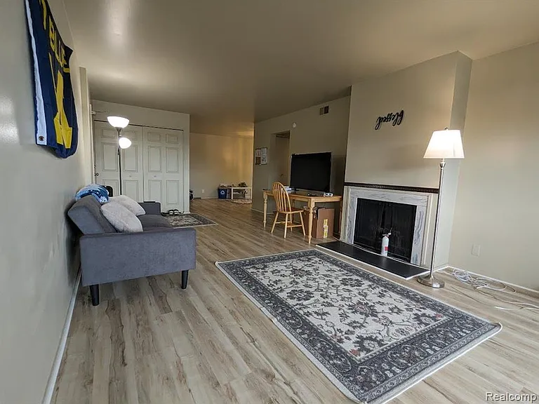 1315 S Maple Rd — Photo 5