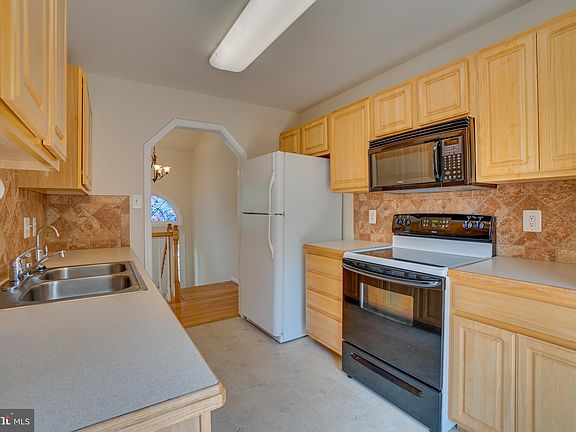 5th image of 34 Hidden Lake Dr