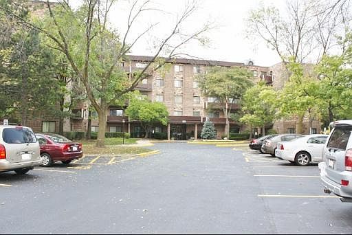 2nd image of 700 Wellington Ave Unit 405