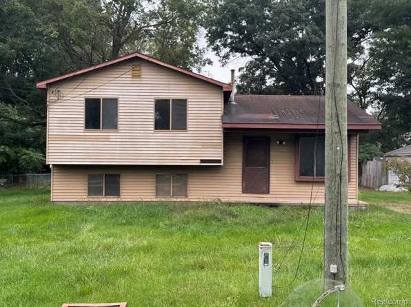 5705 Lake Grove Dr, White Lake, MI 48383