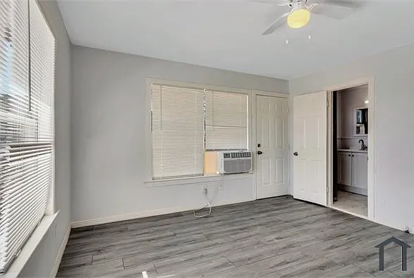 305 N Robinson St #C — Photo 12