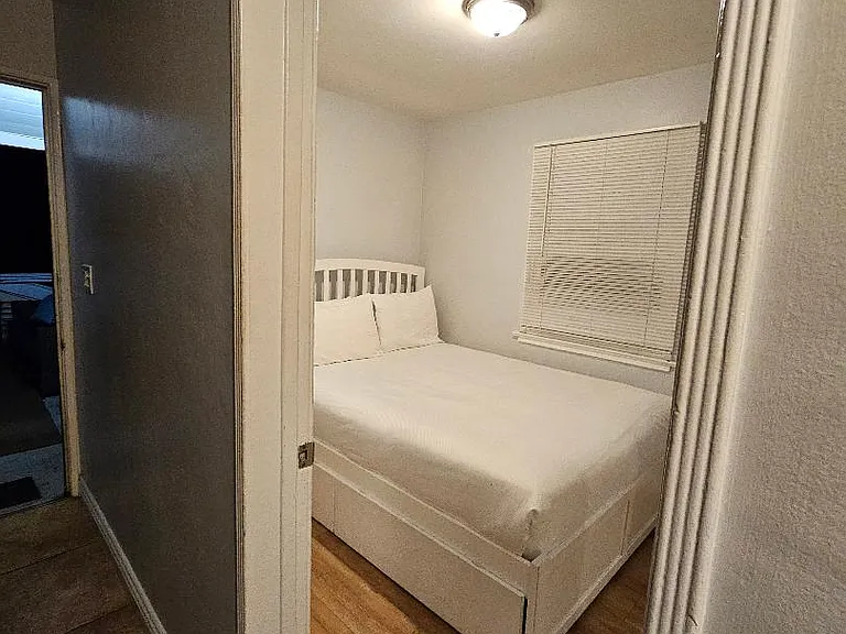 3707 1/2 W Balboa Blvd — Photo 3