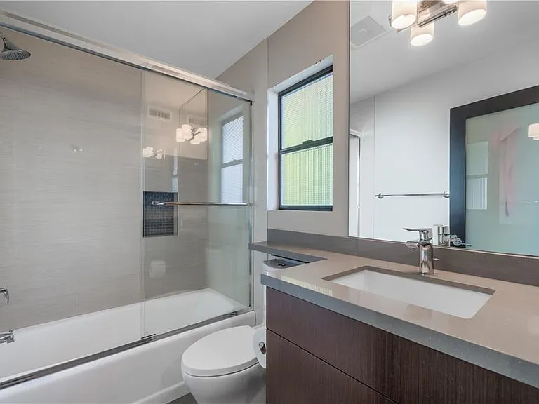 Guest bedroom, en-suite bath