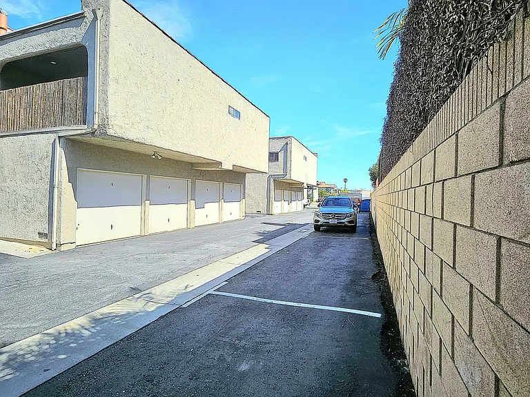 Beach Walk Apartments — Photo 42