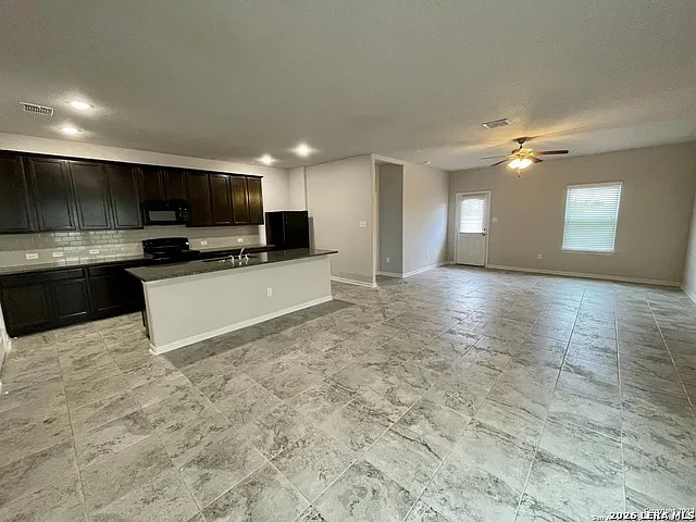4 bed, 2.0 bath, 1810 sqft, $1,800 — Photo 2