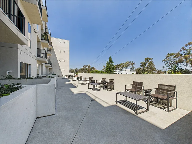 E on Adams — Photo 15