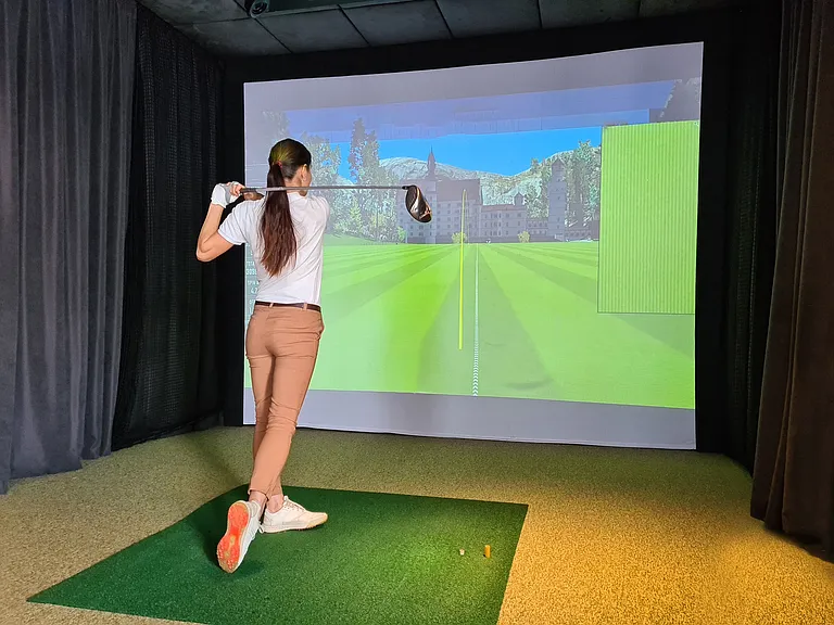 Dynamic golf simulator