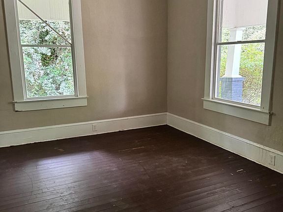 4th image of 253 Madison St