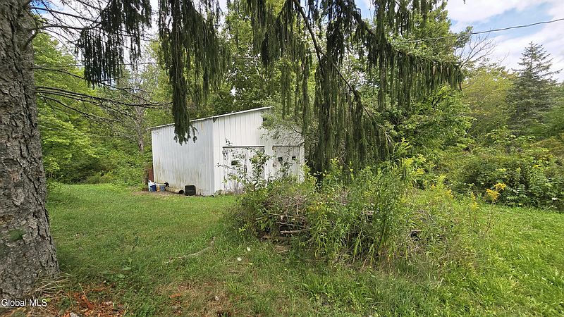 5th image of 767 Rock City Road