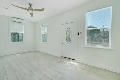 Entry/Living Room