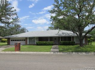 1204 Acorn Rd, Hondo, TX 78861