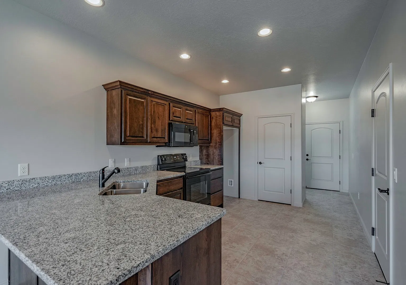 370 W Buena Vista Blvd — Photo 1