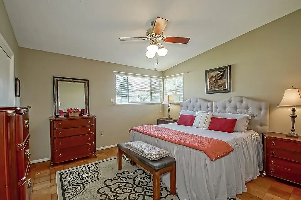 9817 Martha Ln — Photo 3