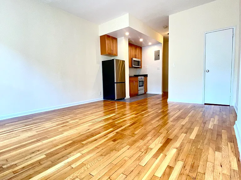 521 E 82nd St #2D — Photo 3