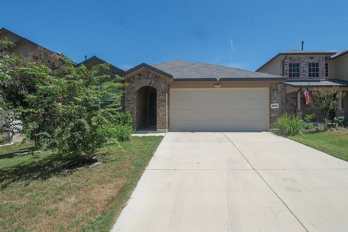 4 bed, 1902 sqft, $2,300 — Photo 1