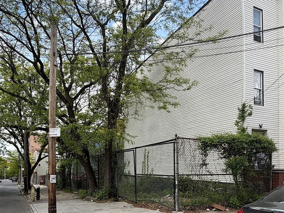 2nd image of 961 Cauldwell Avenue