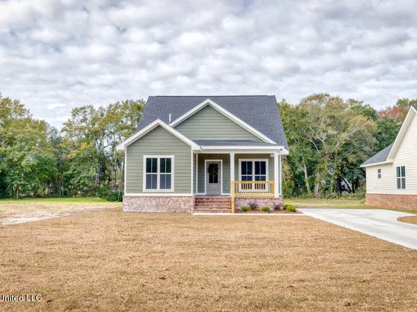 1419 Mantou St, Pascagoula, MS 39567