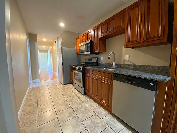 3rd image of 93 Glen St #3